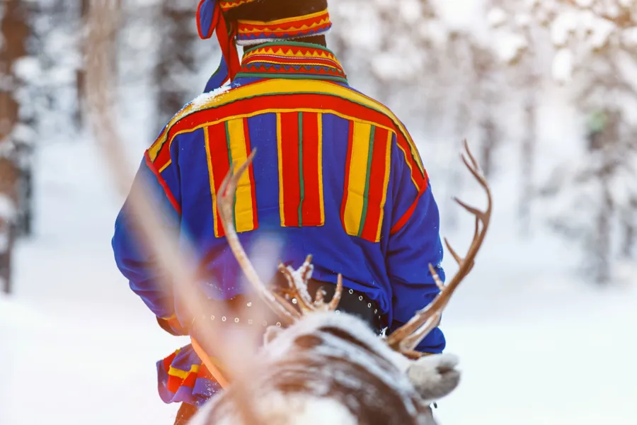 En person som har på seg lue og skjerf