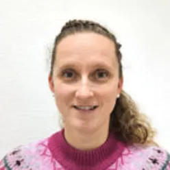 En person som smiler til kameraet