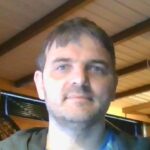 En mann som tar en selfie