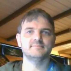 En mann som tar en selfie