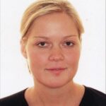 En kvinne med blondt hår