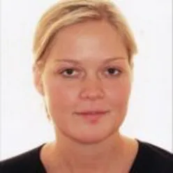 En kvinne med blondt hår