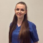 En kvinne med langt hår