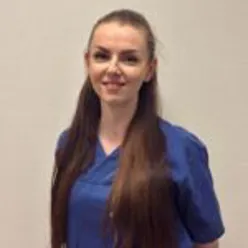 En kvinne med langt hår