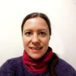 En person som har på seg skjerf