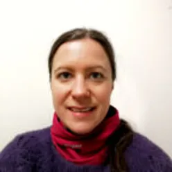 En person som har på seg skjerf