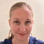 En kvinne som smiler til kameraet