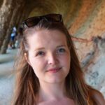 En kvinne med svarte solbriller på hodet