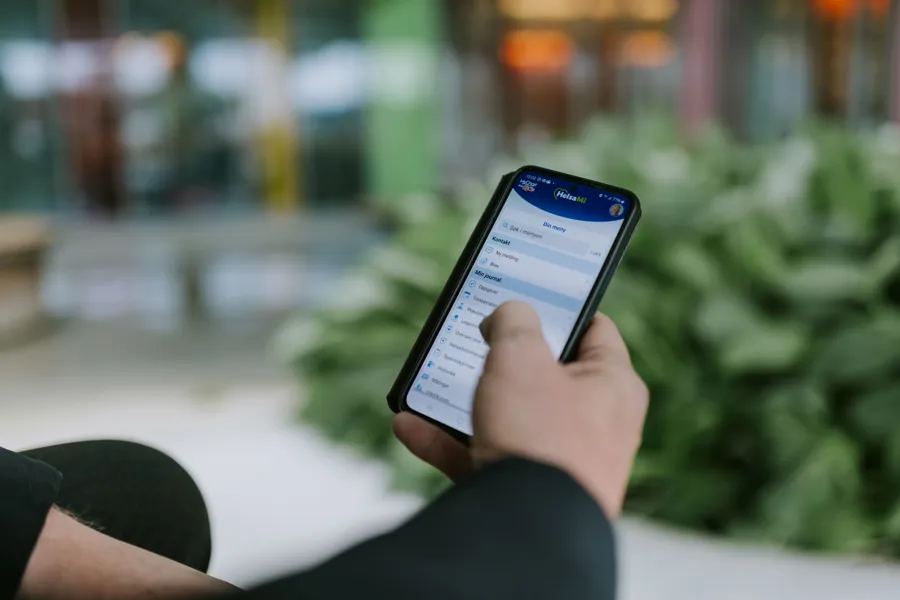 En person som holder en telefon