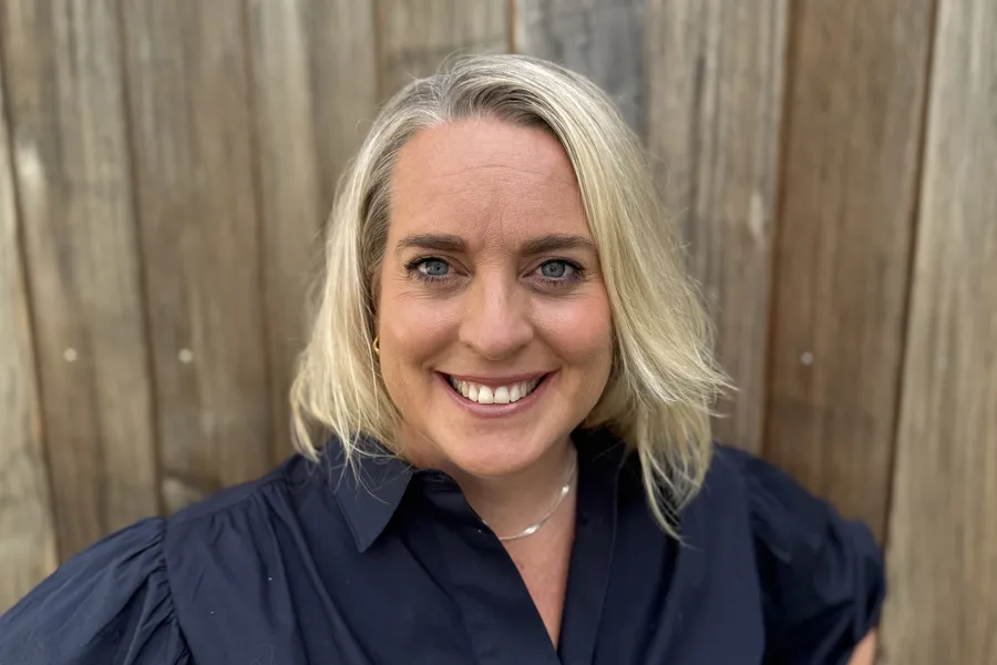 En person som smiler til kameraet