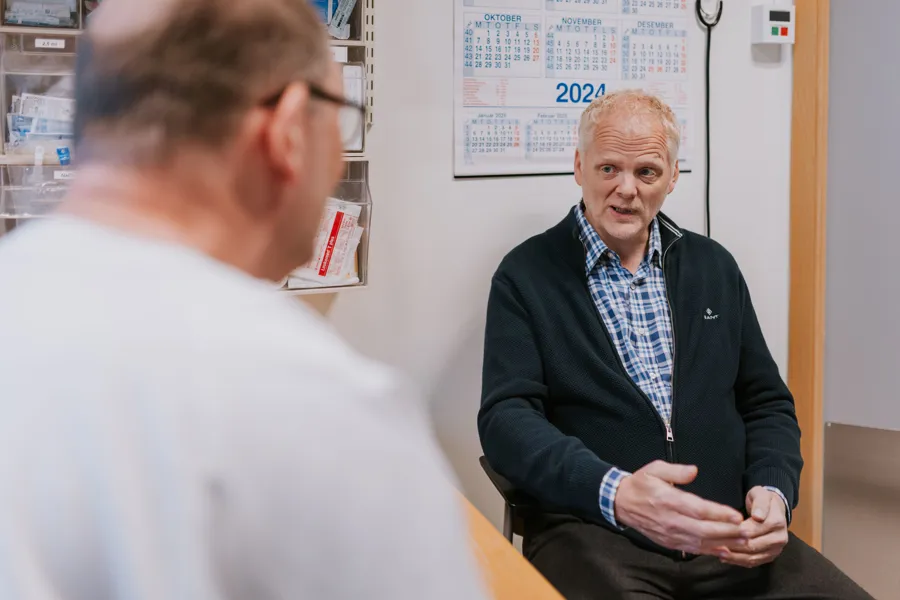 En person som snakker med en annen mann