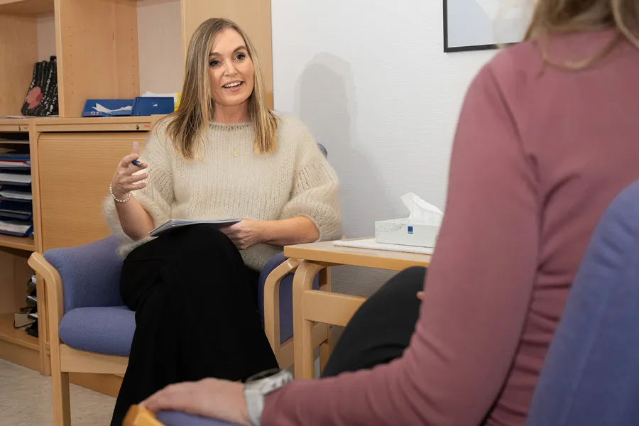 En person som sitter ved et skrivebord