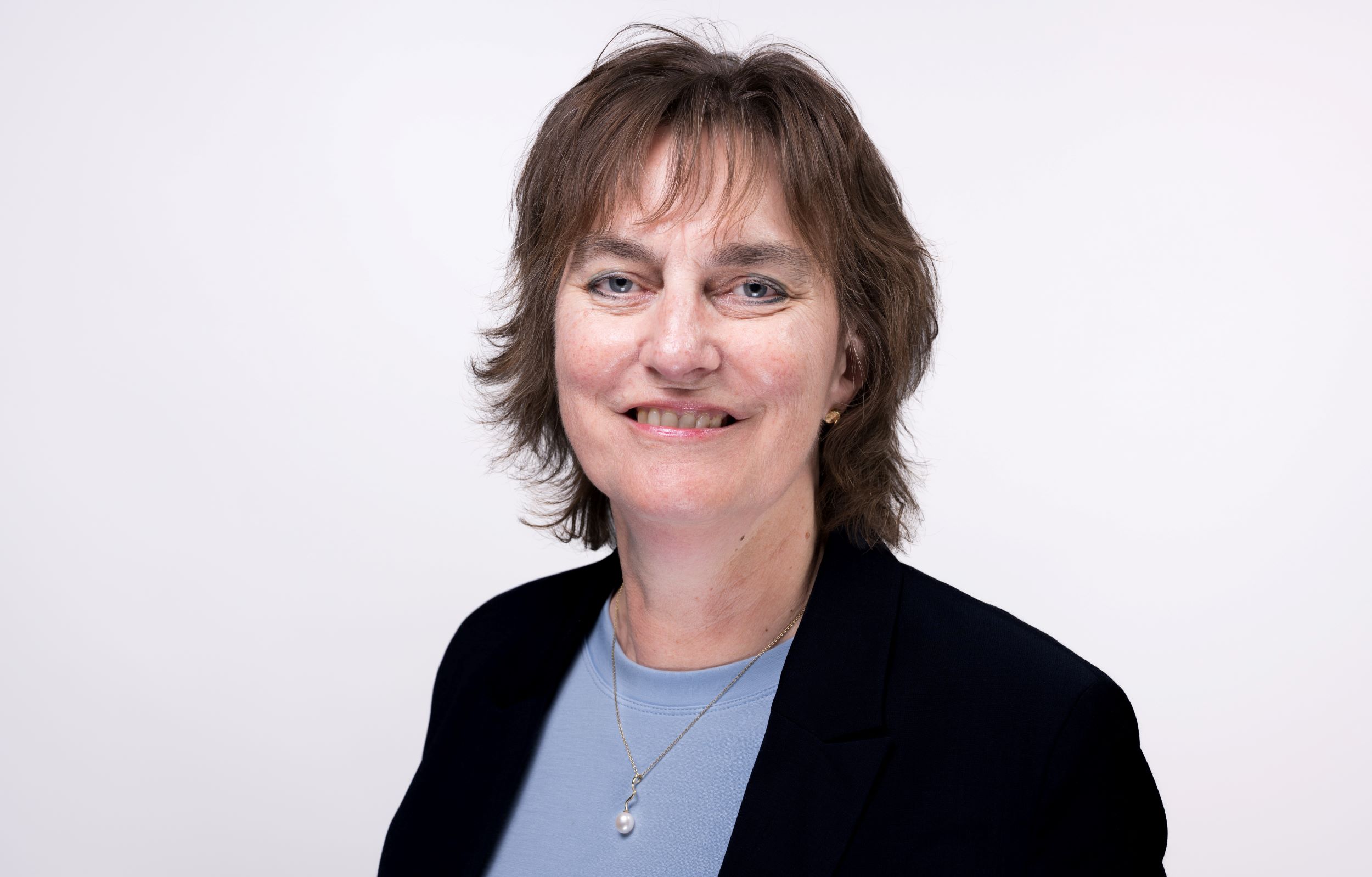 En mann iført svart skjorte