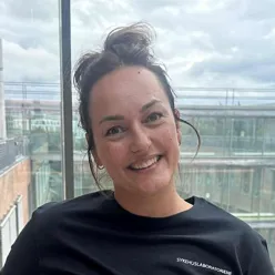 En person som smiler til kameraet