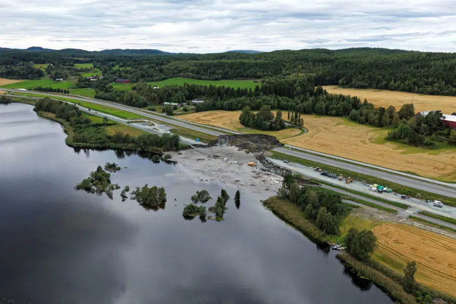 En elv med vei og trær