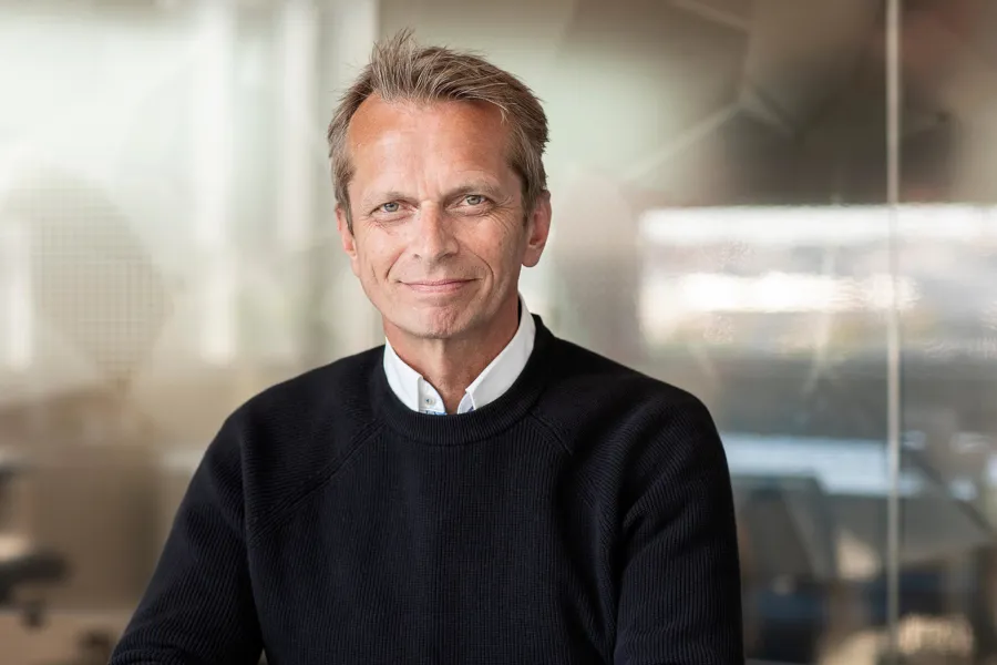 En mann i svart skjorte