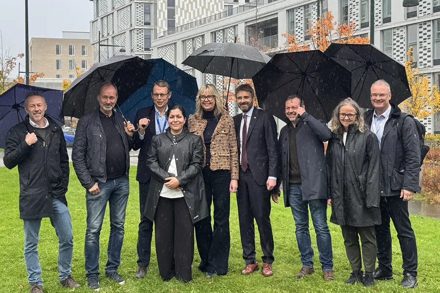 En gruppe mennesker som holder paraplyer