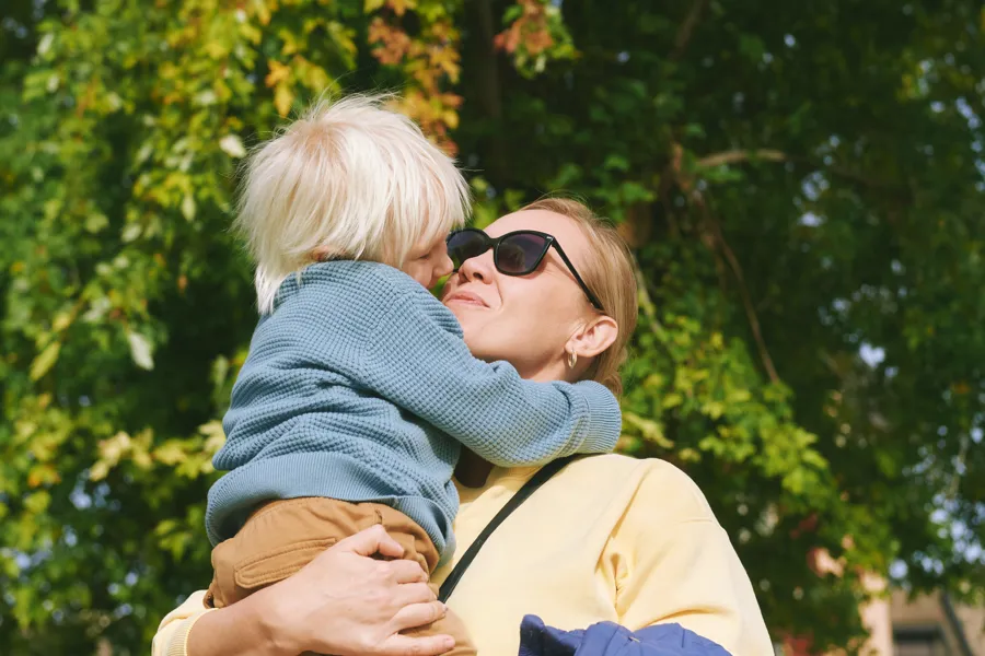 En mann som holder en kvinne