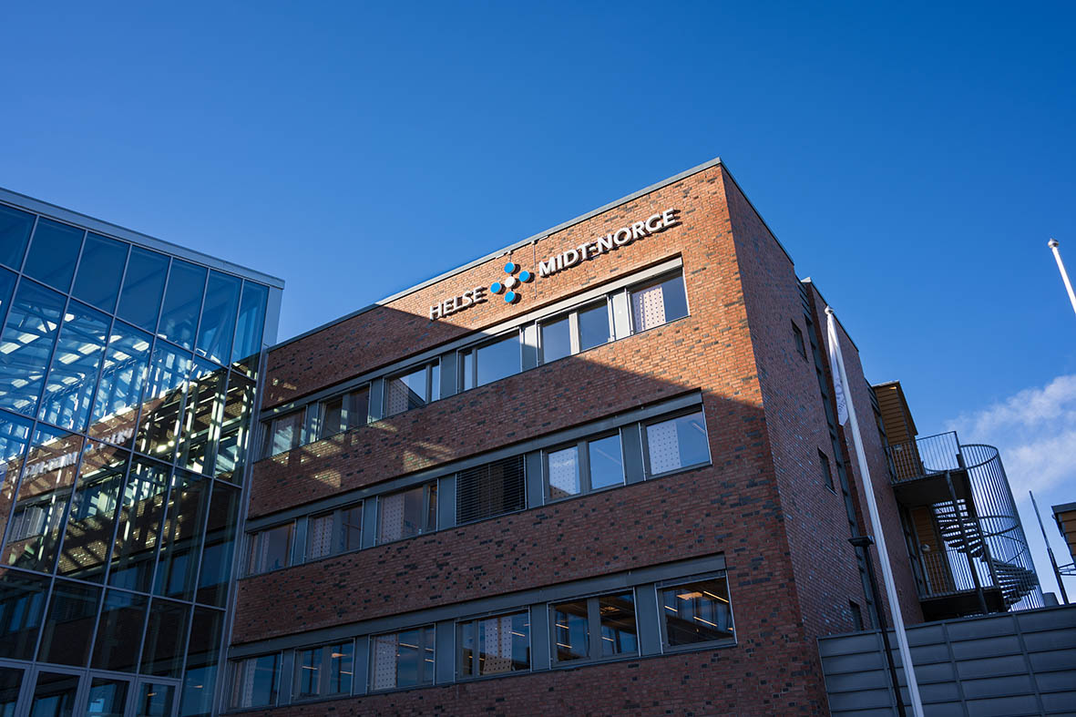 En bygning med glassvinduer