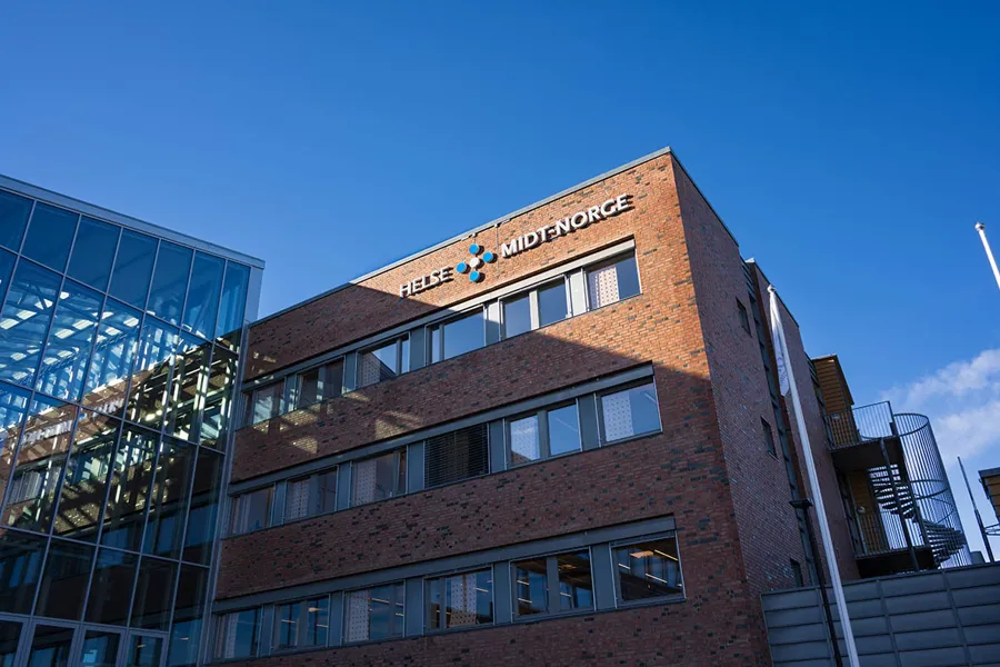 En bygning med glassvinduer