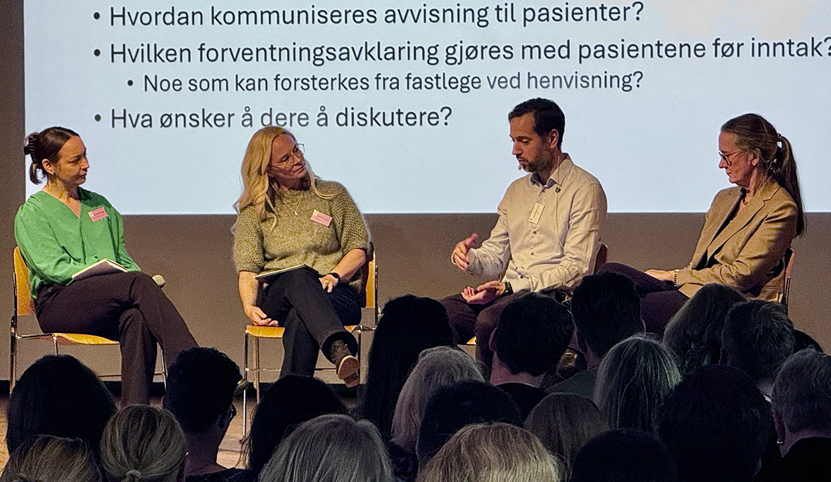 En gruppe mennesker som sitter i stoler