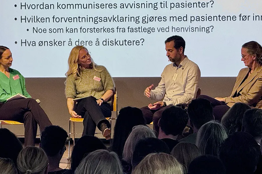 En gruppe mennesker som sitter i stoler