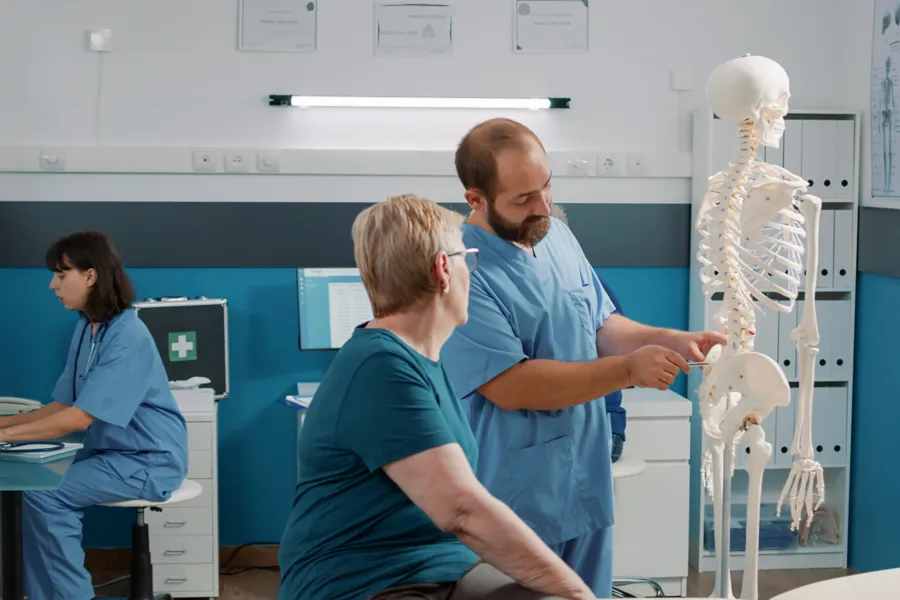 En mann og en kvinne i et rom med et skjelett