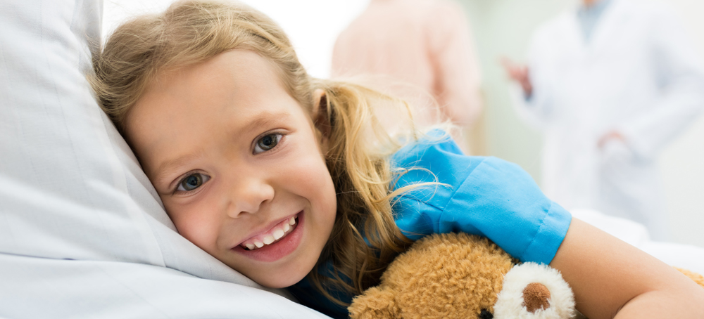 Et barn som ligger på en seng