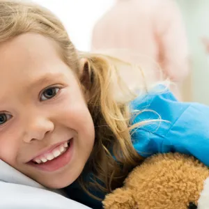 Et barn som ligger på en seng