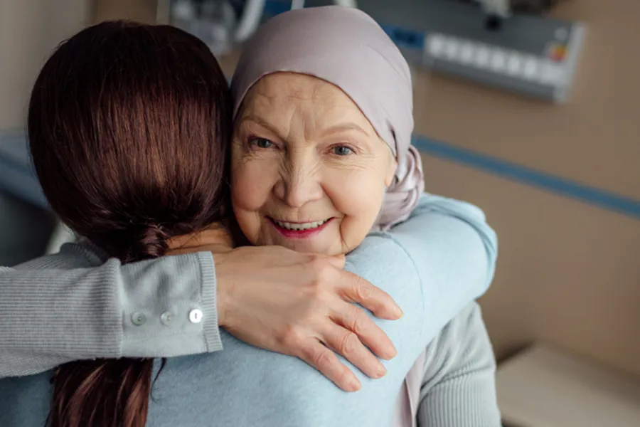 En kvinne som klemmer en mann