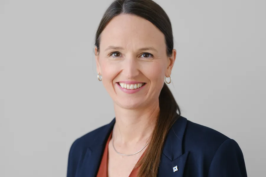 En person som smiler til kameraet