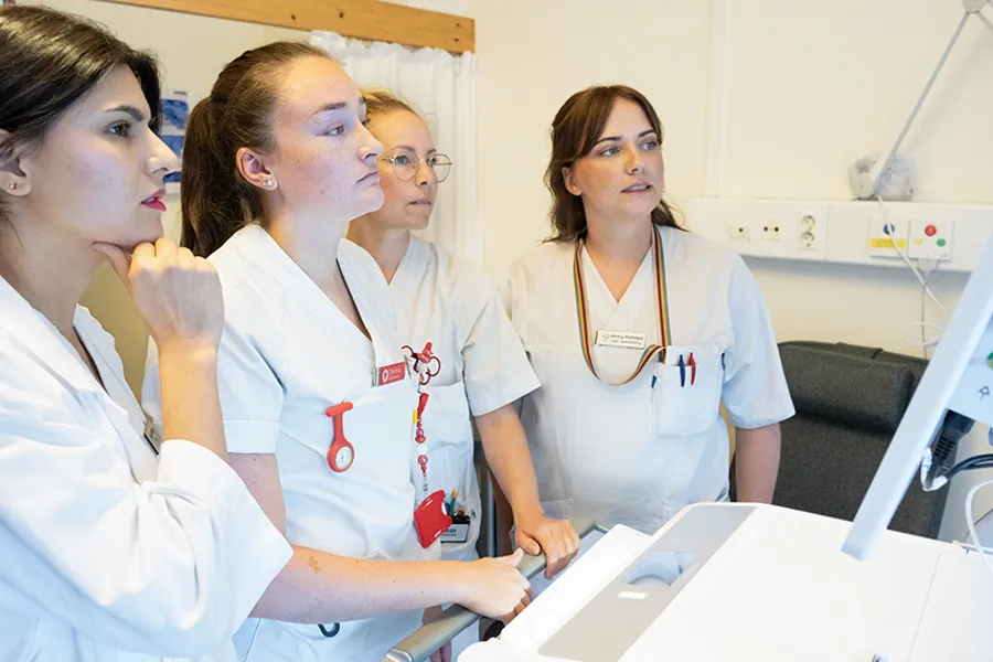 En gruppe kvinner i hvite laboratoriefrakker