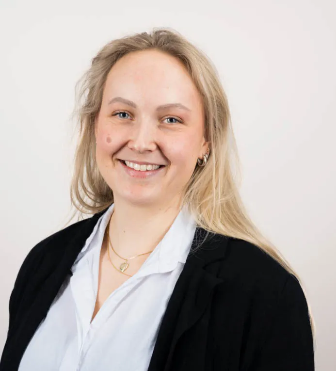 En kvinne som smiler til kameraet