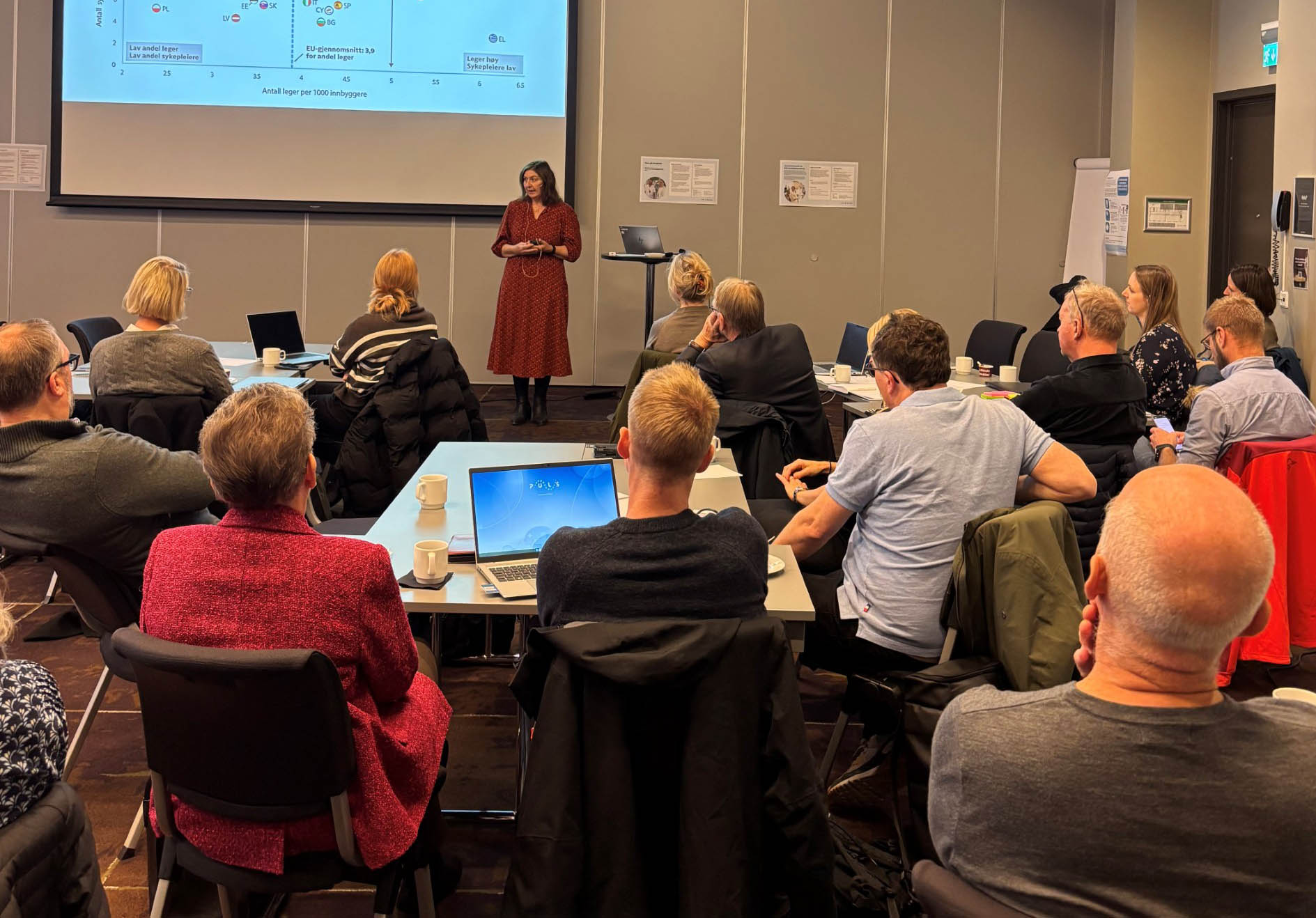 En person som holder en presentasjon for en gruppe mennesker