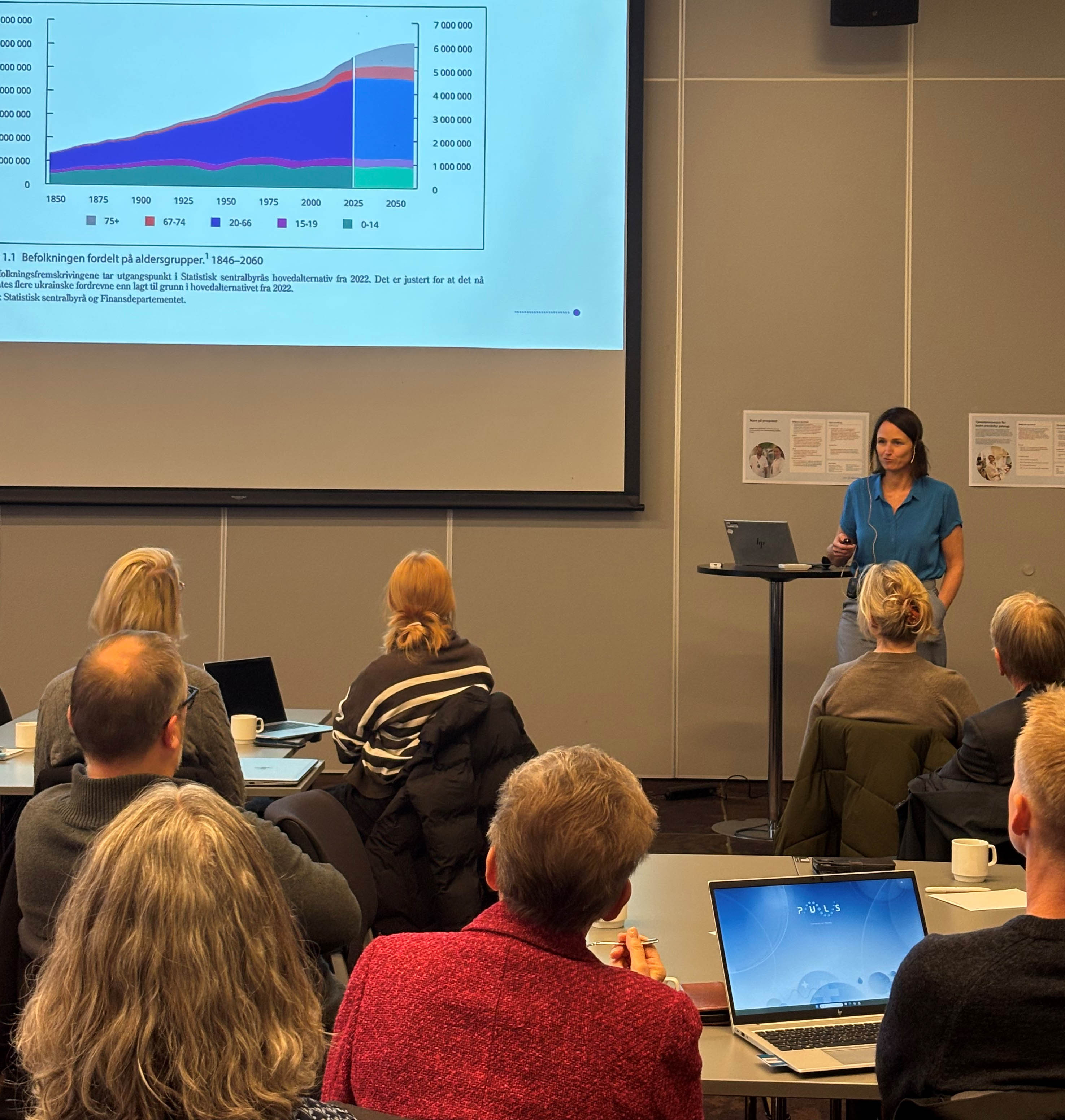 En person som holder en presentasjon for et publikum