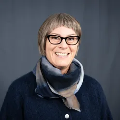 En mann med briller og skjerf