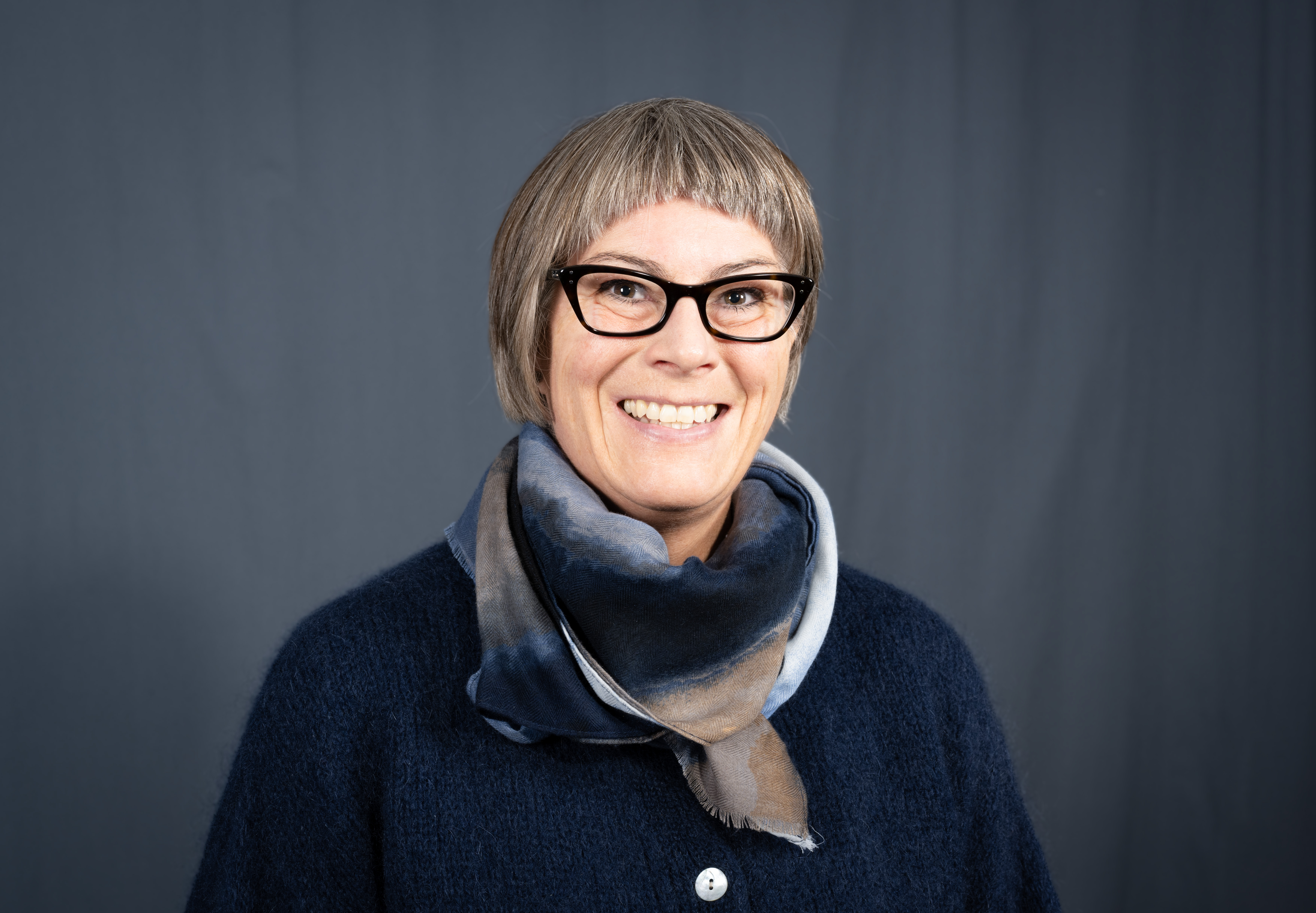 En mann med briller og skjerf