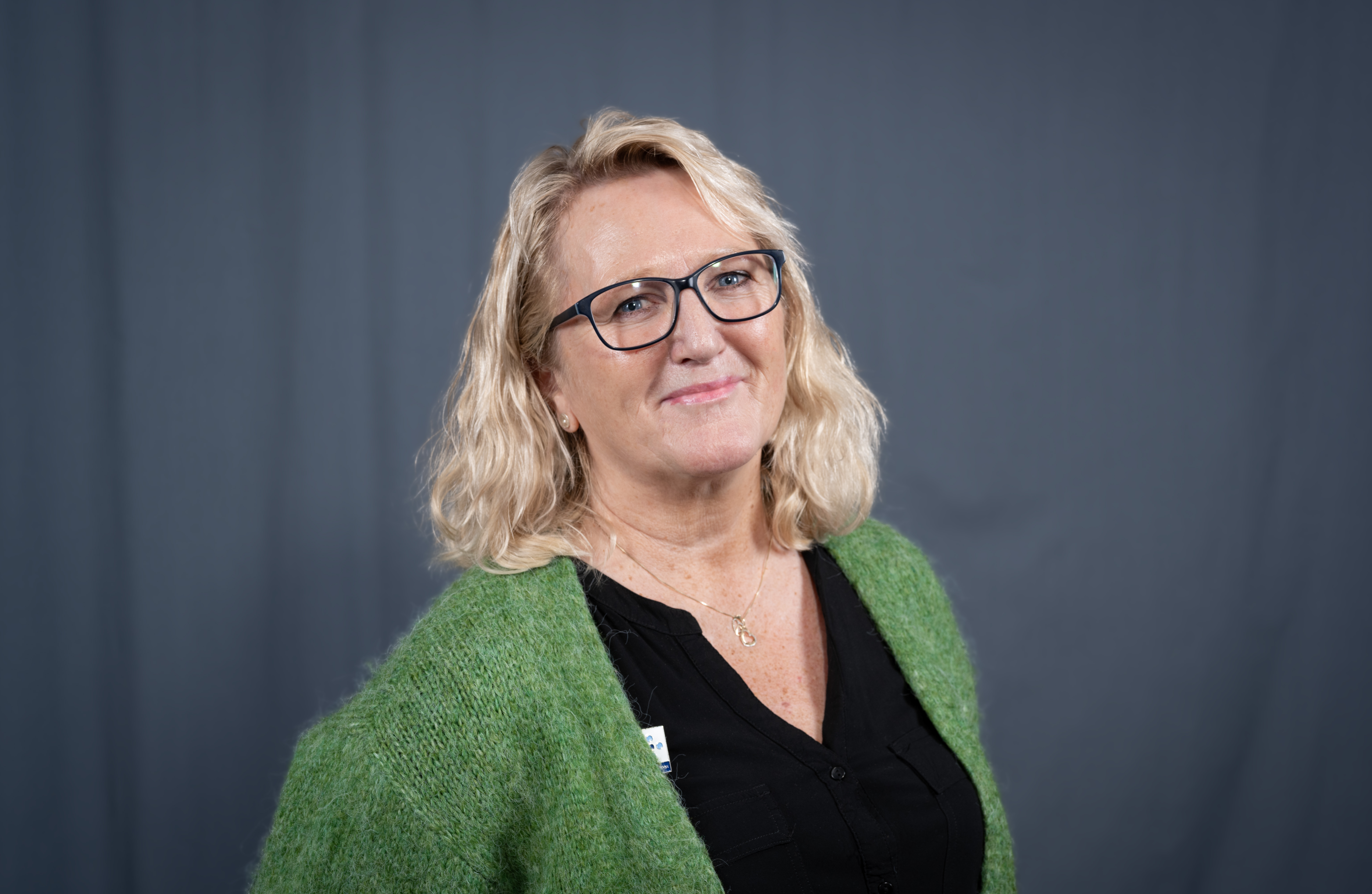 En kvinne som bruker briller