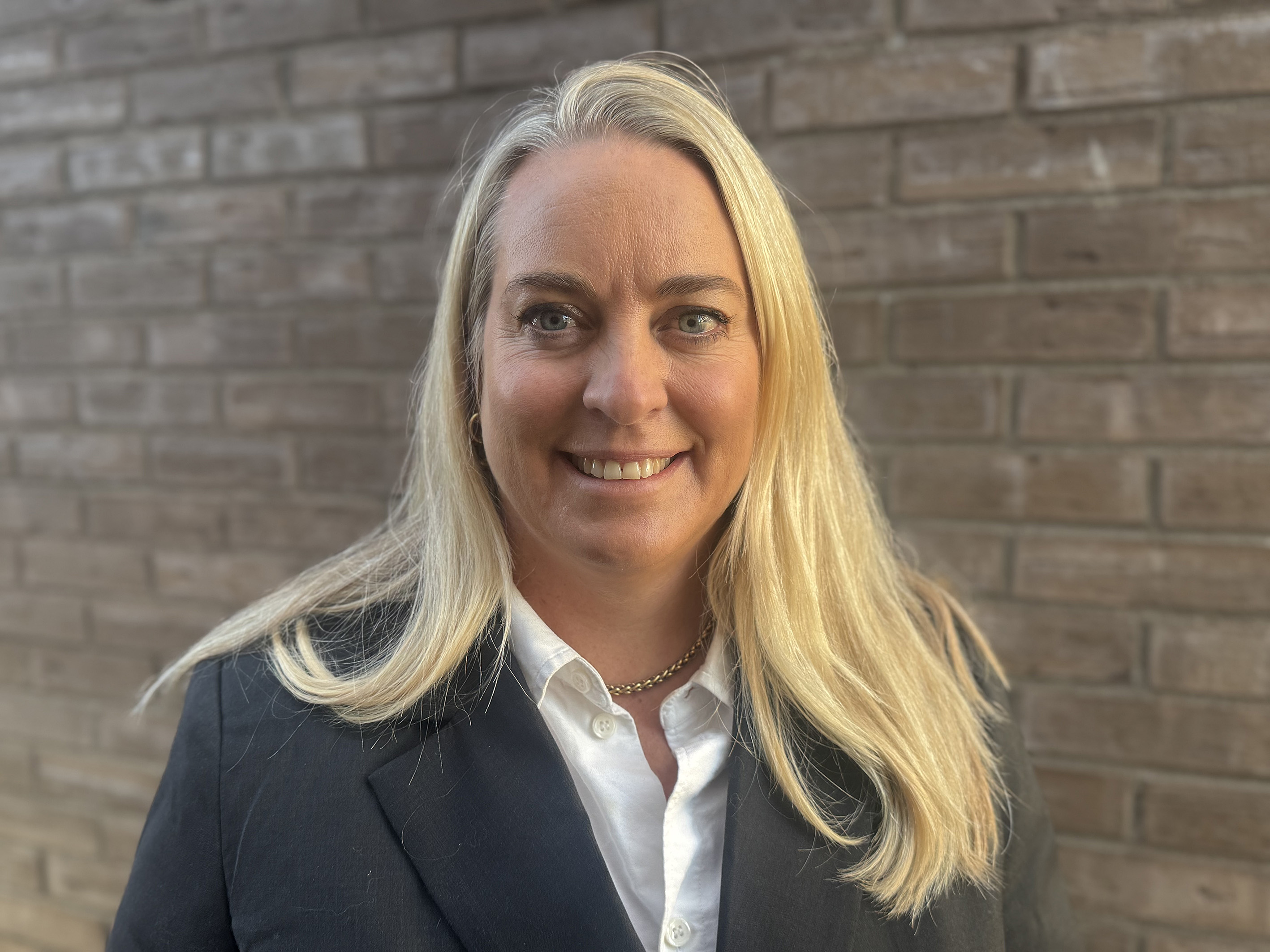 En person som smiler til kameraet