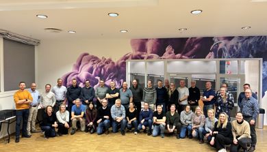 En gruppe mennesker som poserer for et bilde