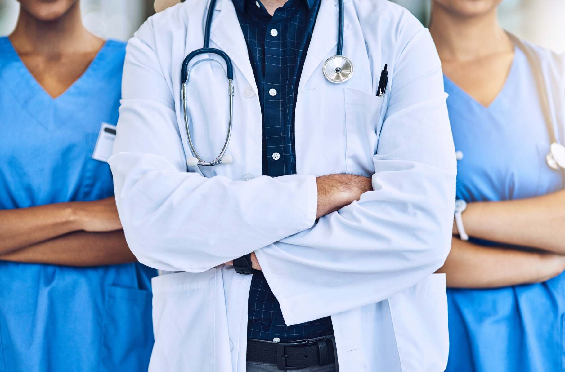 En lege som holder et stetoskop rundt halsen