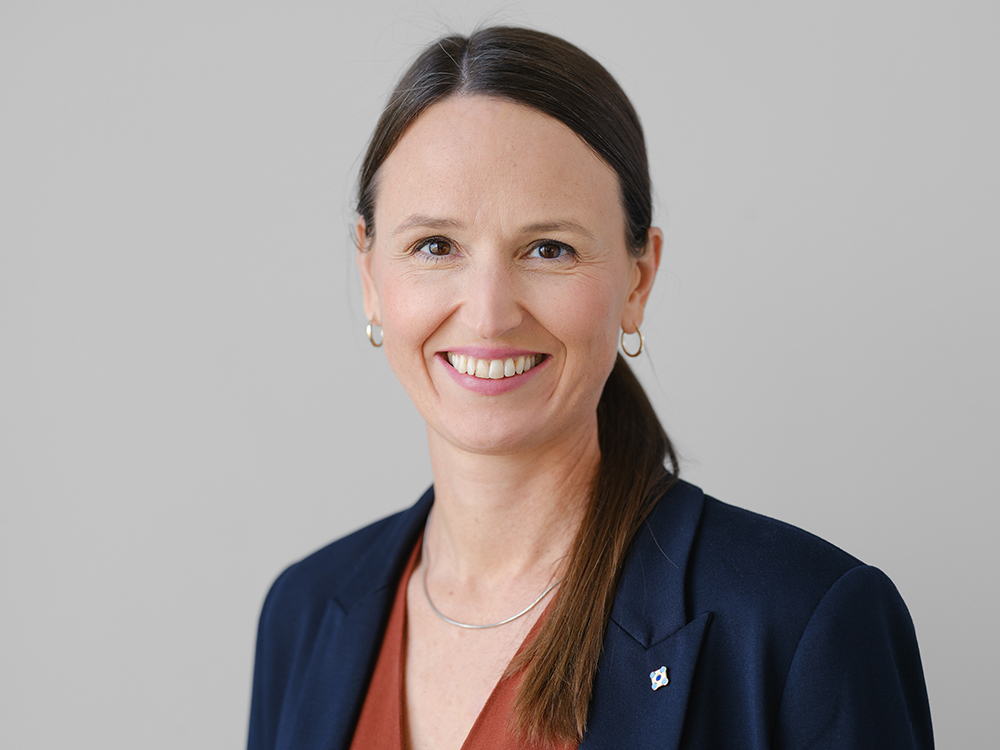 En person som smiler til kameraet