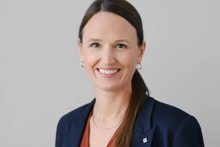 En person som smiler til kameraet