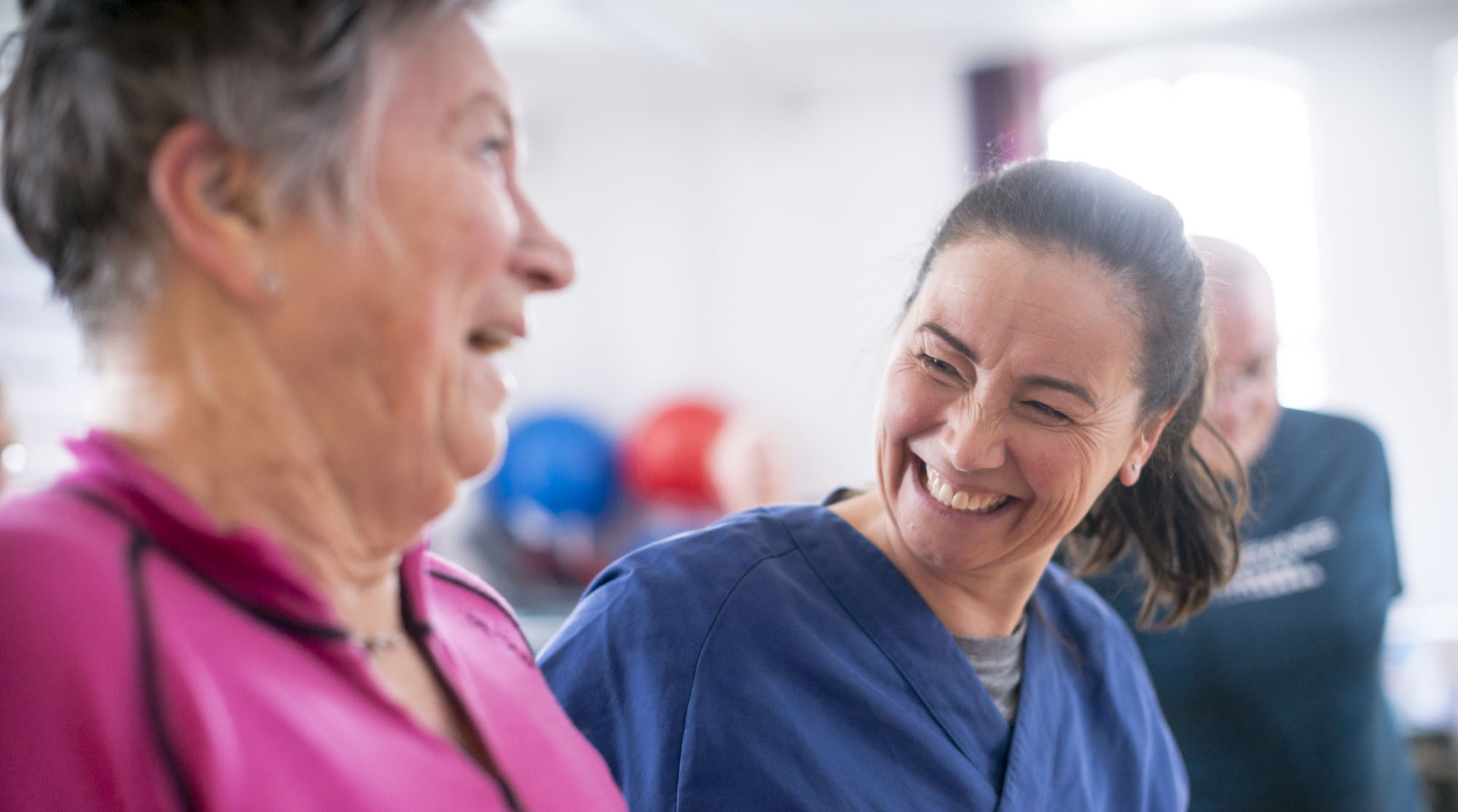 En kvinne og en mann som smiler