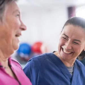 En kvinne og en mann som smiler