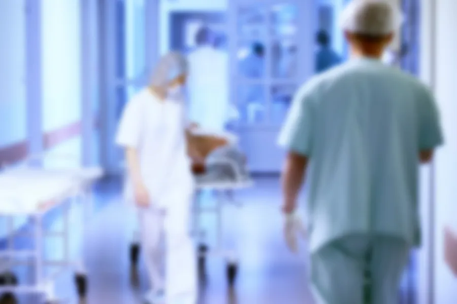 Noen få personer i et rom