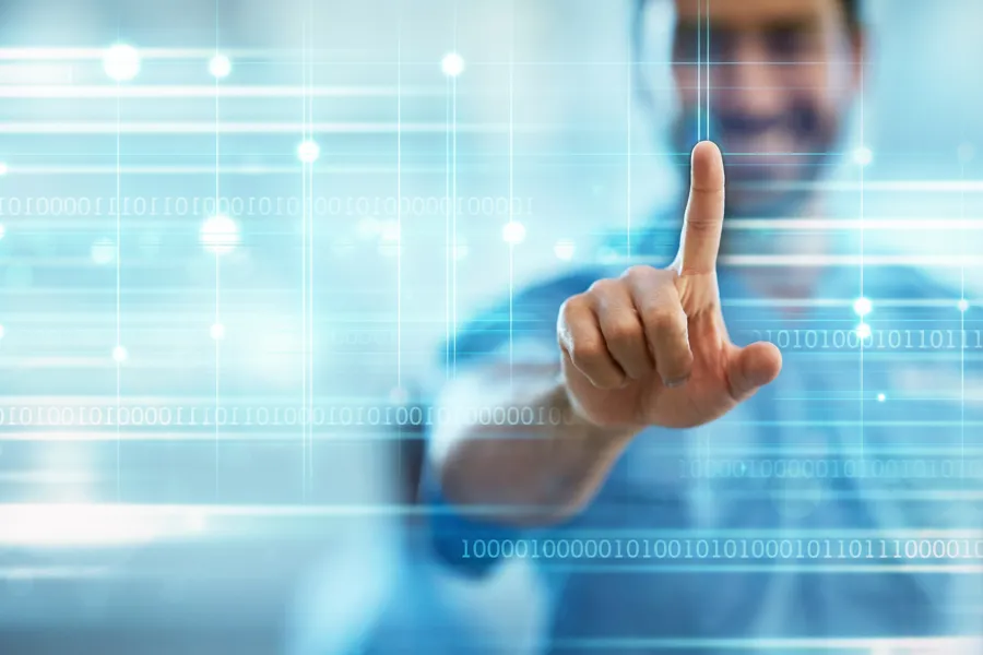 En hånd med en finger som peker mot kameraet