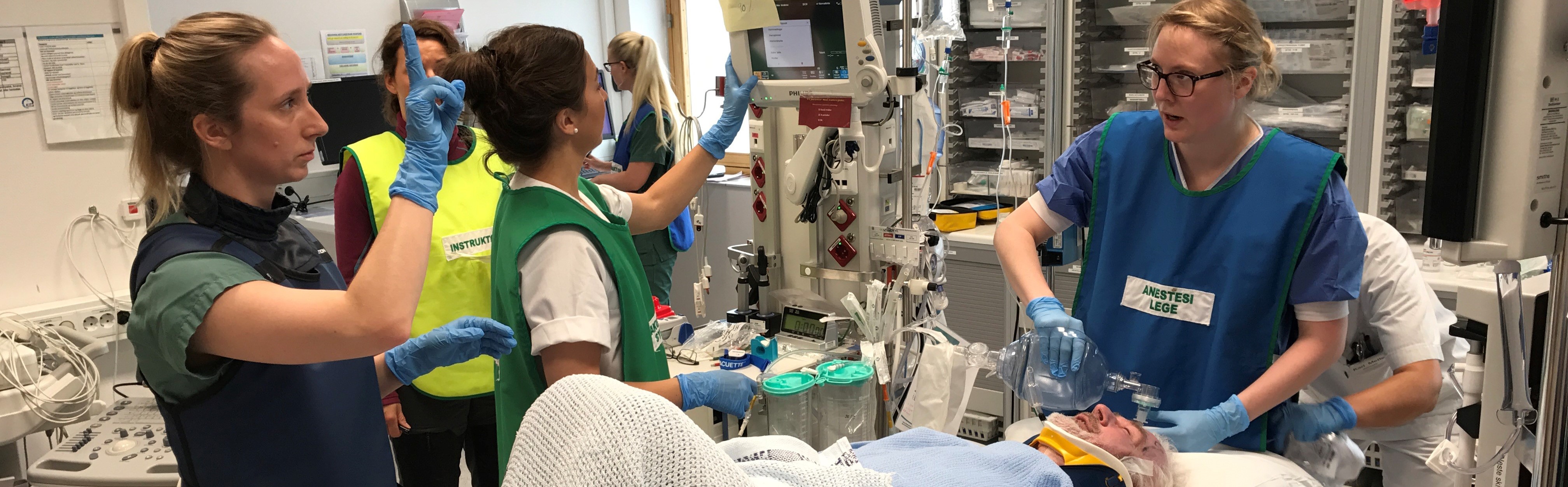 En gruppe kvinner i et rom