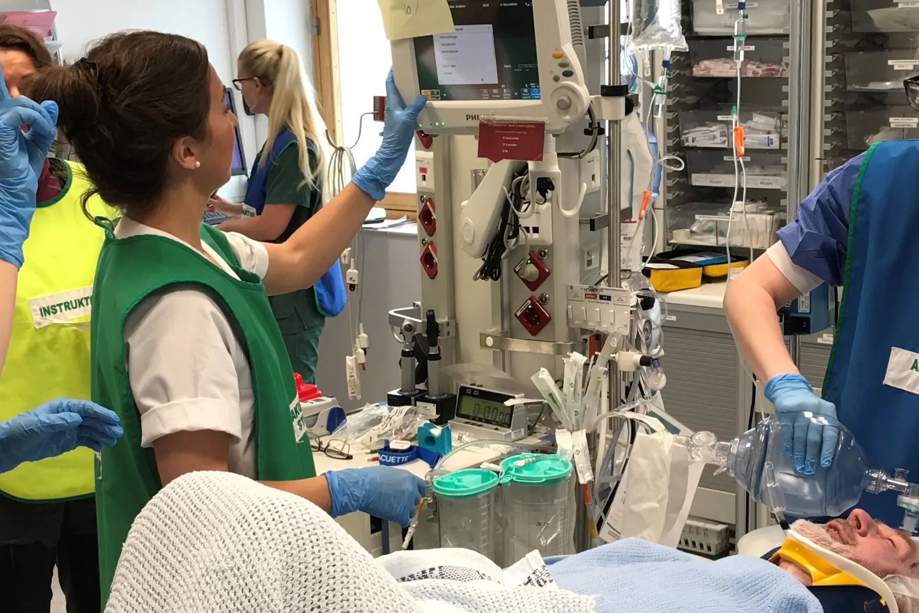 En gruppe kvinner i et rom