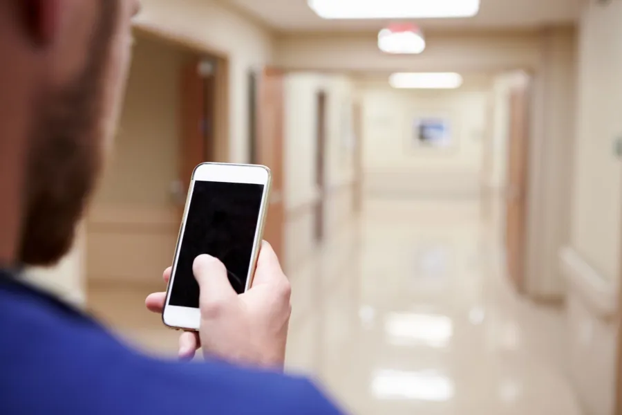 En person som holder en telefon